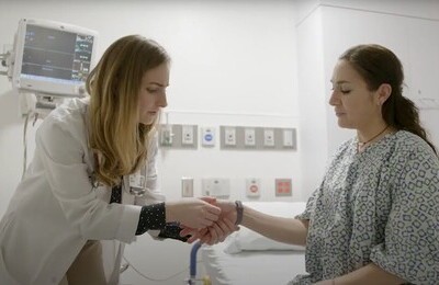 Кодирование Аквилонг в городе Ельня Врач держит пациентку за руку