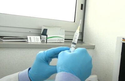 Проведение кодирования Вивитролом в городе Ельня Шприц с Вивитролом в руках у врача